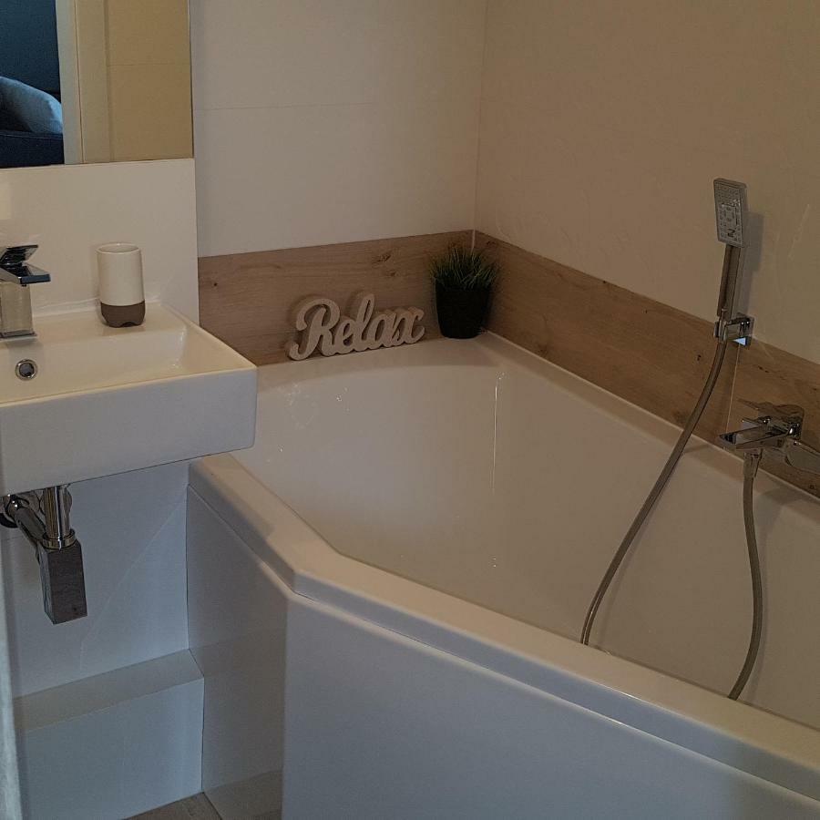 Black Rose Apartament Targi 3 Km, F-Ry Vat Kielce Ngoại thất bức ảnh